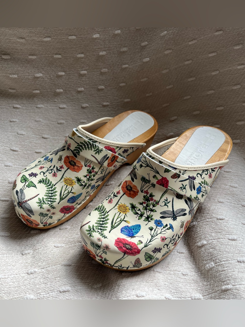 NWOB Wood Printed Leather Clogs
